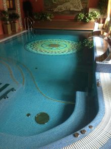 Переливной бассейн с отделкой итальянской мозаикой