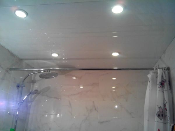 Реечный потолок, светильники, укладка керамической плитки
