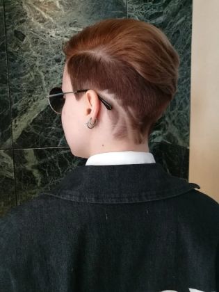 Креативная стрижка с элементами hair tattoo