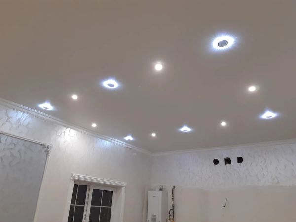 Матовый натяжной потолок и светильники "Альфа-свет"