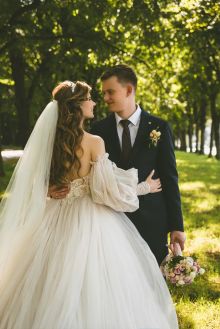 Имею большой опыт проведения свадебной фотосъемки! Только за летний сезон 19 года было проведено около 30 свадеб. 