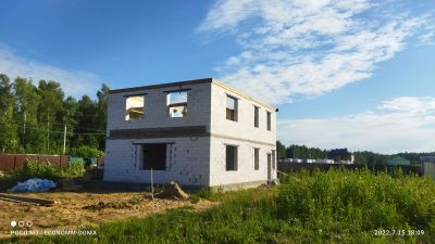 Строительная площадка с башенным краном и активной застройкой района