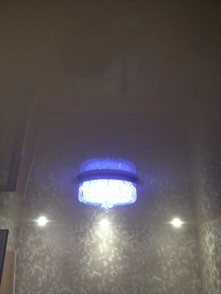 Белый глянец в зале 21 кв.м. 3 точечных светильника, 1 люстра.
