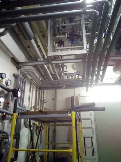 Монтаж тепловых и холодных магистралей,через распределительные узлы к вентиляции подачи воздуха в помещение.